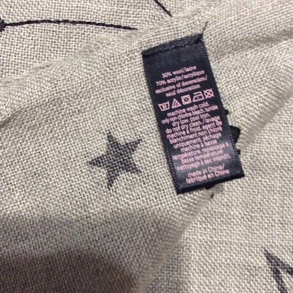 New VICTORIAS SECRET Gray Stars SCARF Embroidered - Picture 6 of 7
